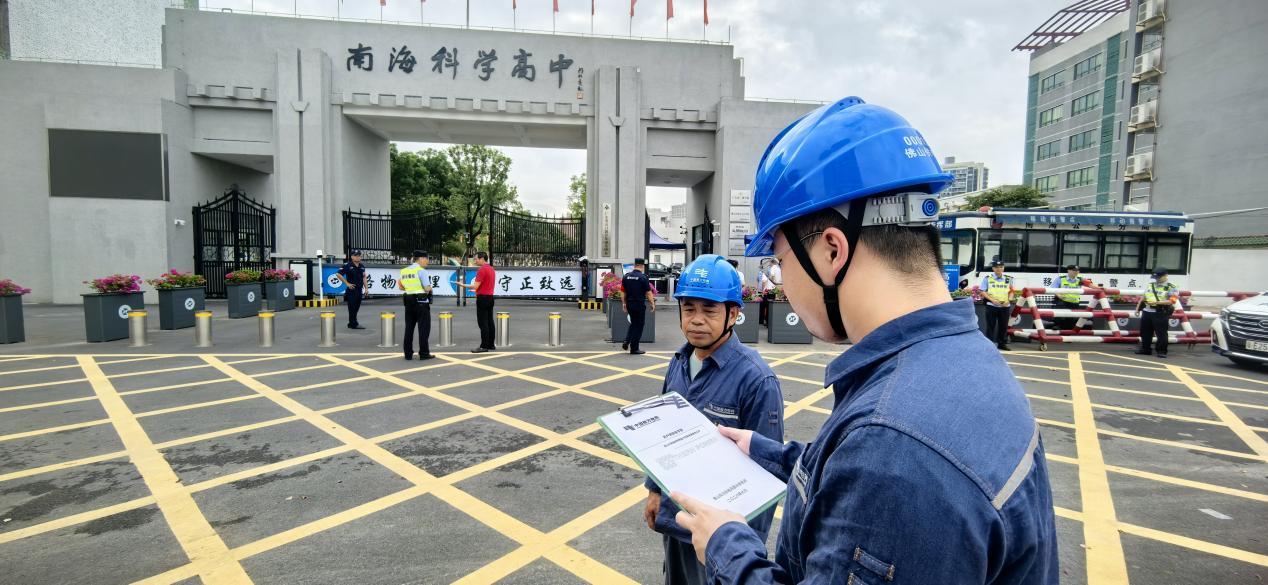 图为：里水供电所用电检查人员对考点所涉线路及设备开展“拉网式”体检。