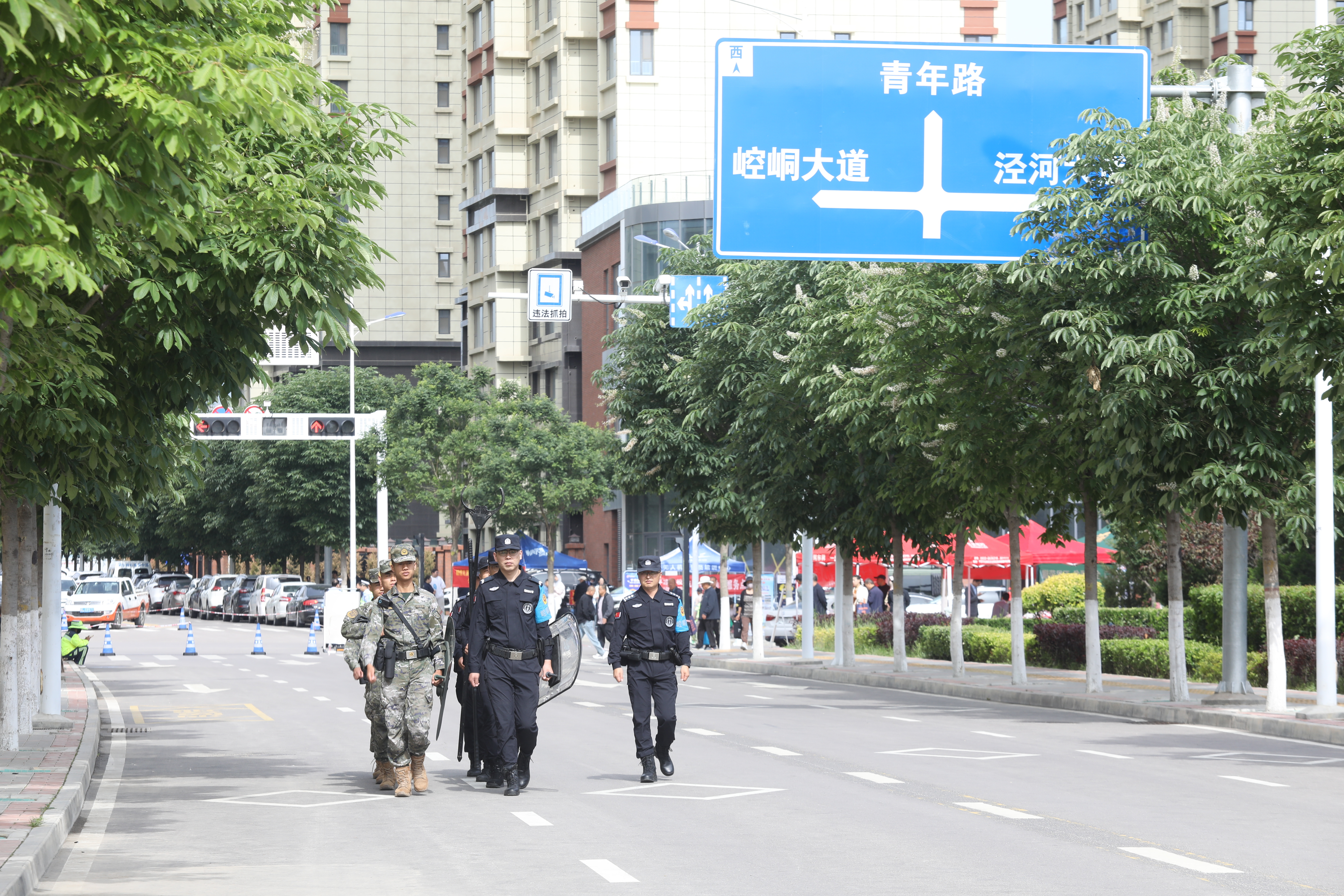 图5为民警武警在考点周边道路治安巡逻(崆峒区融媒体中心供图).jpg