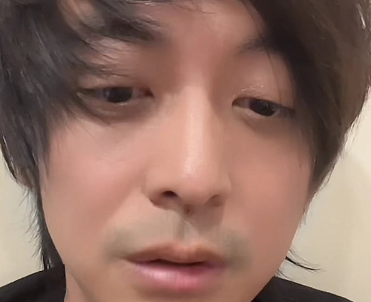 演员李佳航怒斥营销号造谣，回应直播状态憔悴：就是不洗头没洗脸而已