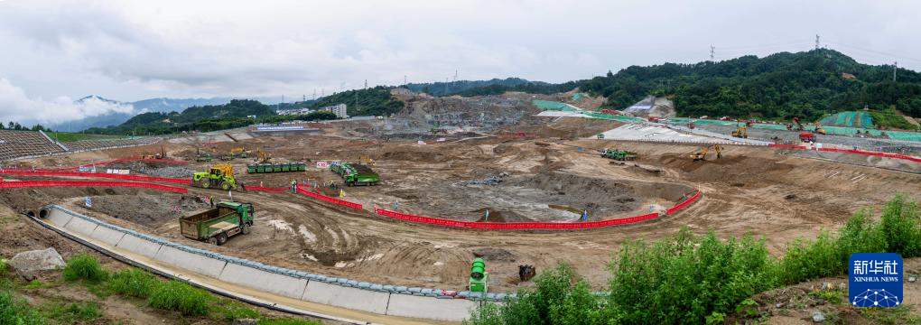这是6月8日拍摄的三峡水运新通道工程先行开挖区施工现场(拼接照片)。新华社记者 伍志尊 摄