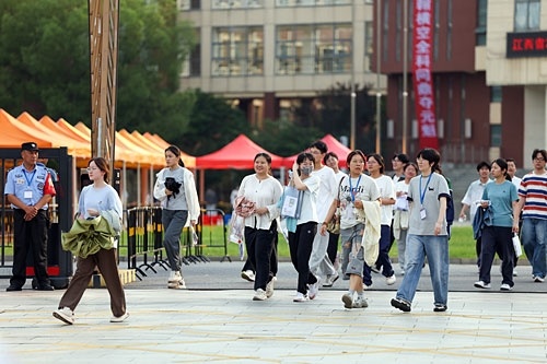 6月7日下午，在南昌市第二中学考点参加高考的考生结束当天的考试，走出考场。本报全媒体记者 吴福清摄