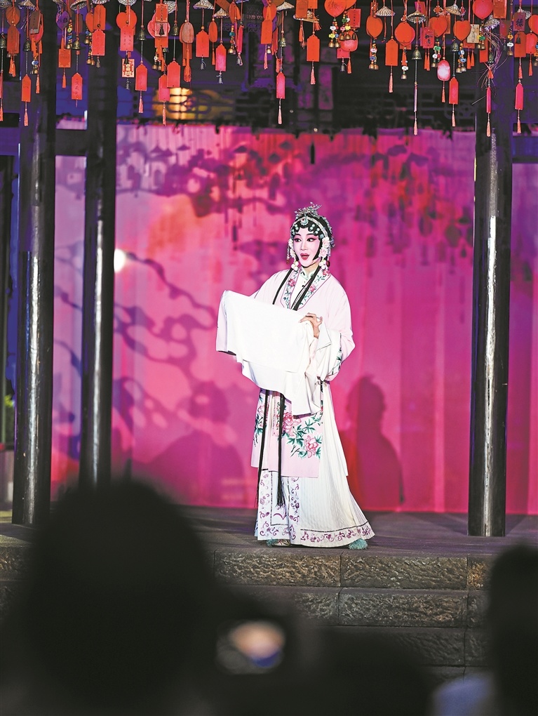 5月29日，赣剧经典《牡丹亭》彰显中华戏曲文化的深厚魅力。