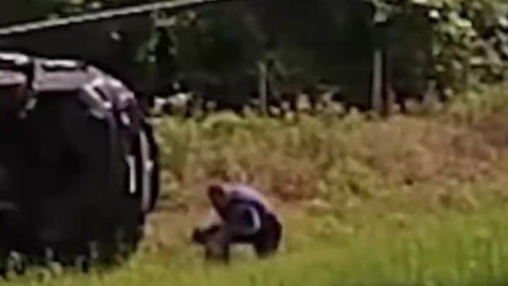 美国28岁父亲为逃避警方追捕，驾车载着4个幼童怒飙161km/h，甩飞4个月大的婴儿