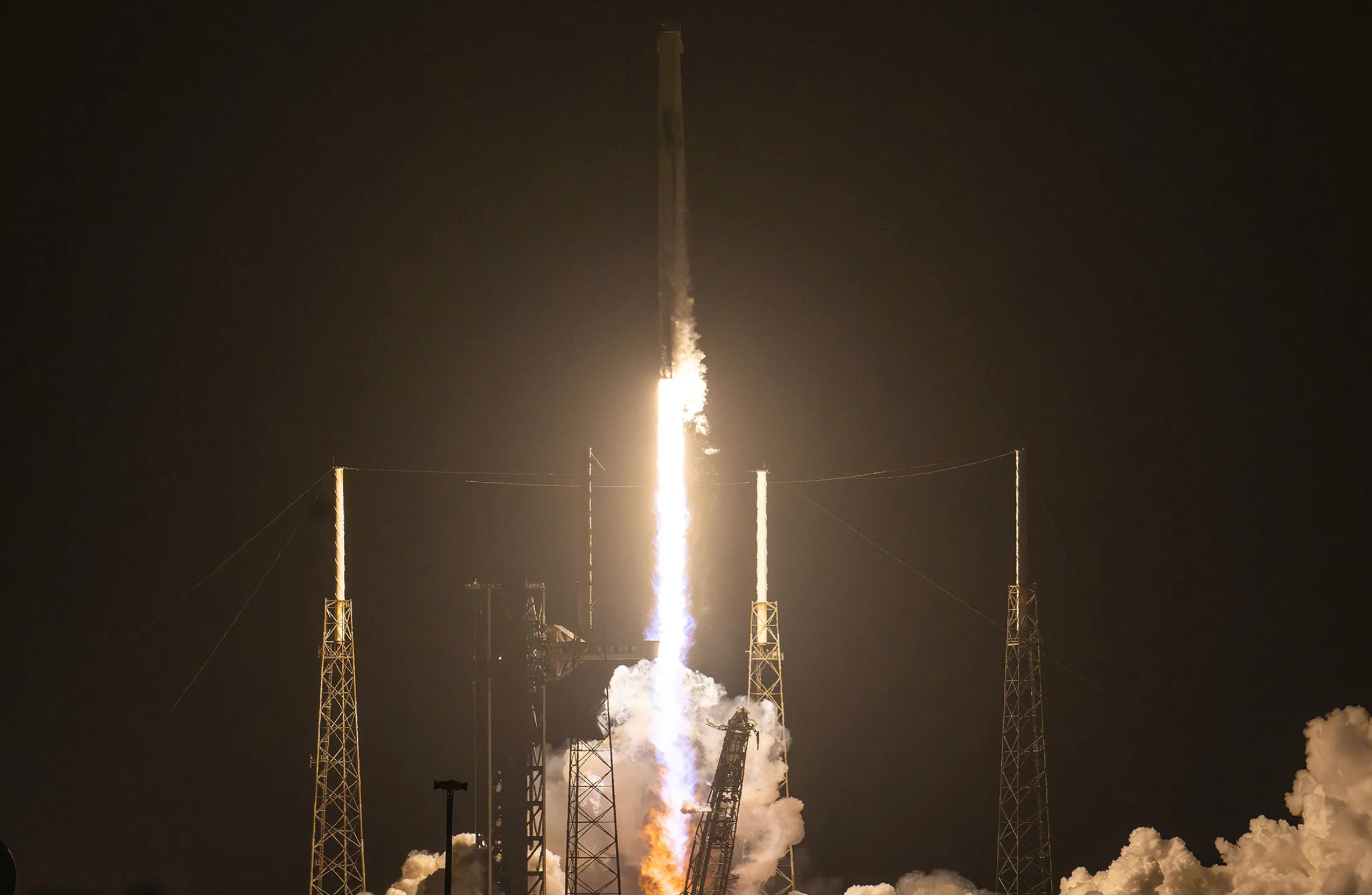 2月13日,一枚SpaceX猎鹰9号火箭从佛罗里达州卡纳维拉尔角太空军基地发射升空