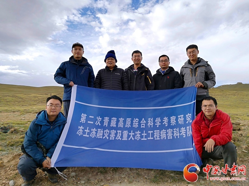 李国玉及团队在青藏高原进行冰冻圈灾害调查