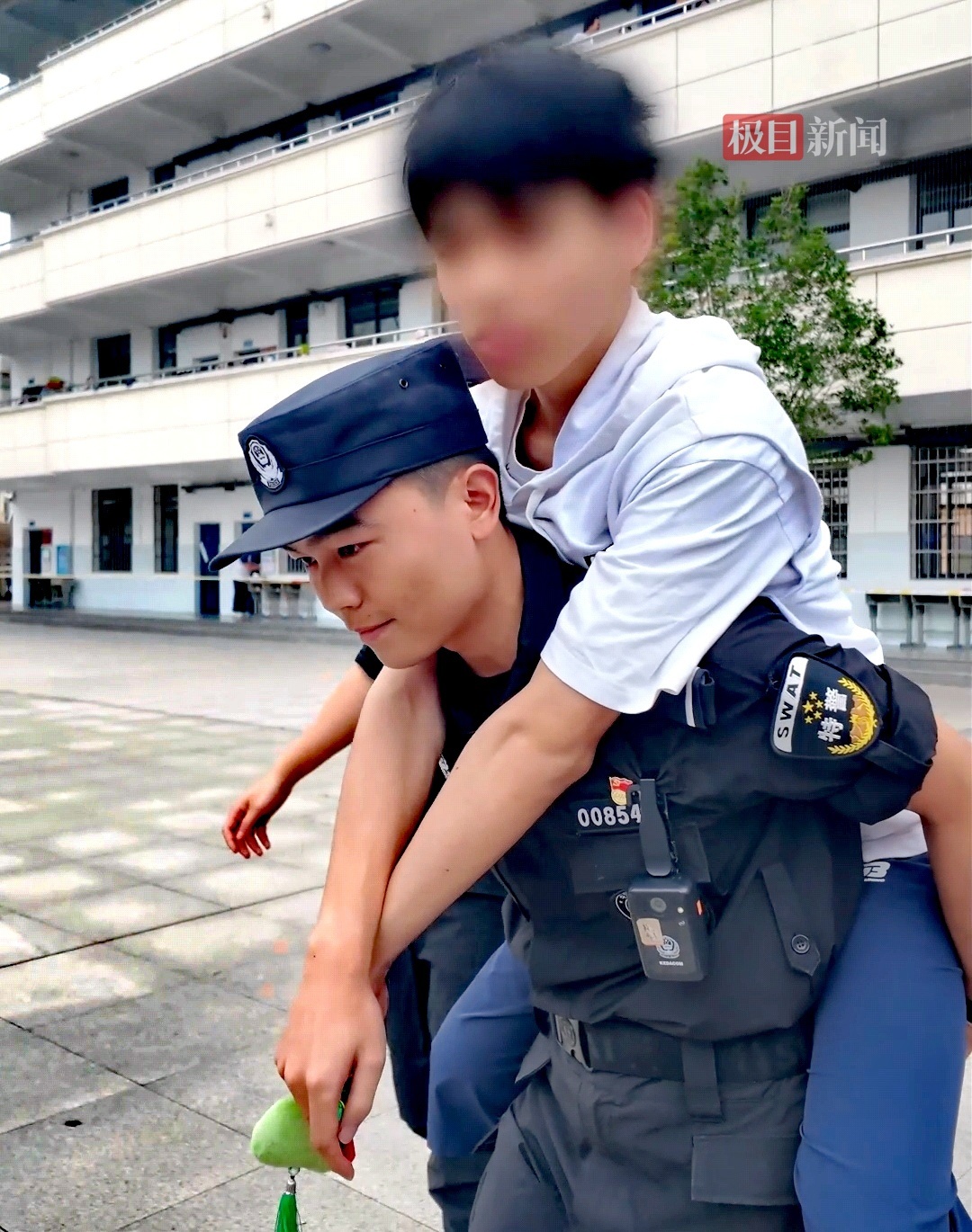望必杰背着骨折考生出校门