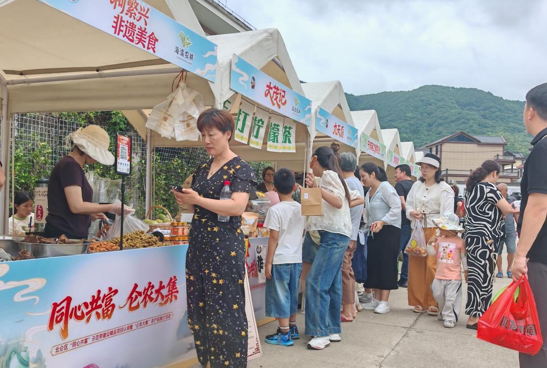 市集摊位围满了人 杜倩 摄