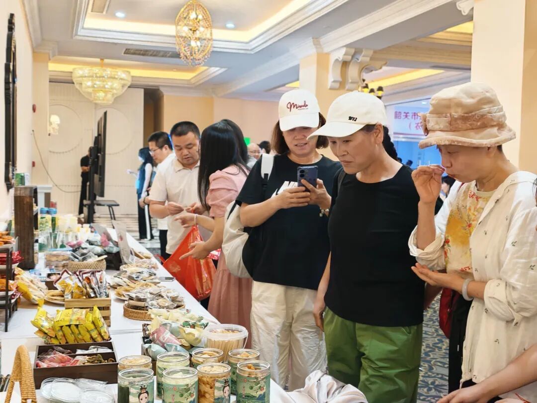 参会人员品鉴韶关优质农产品