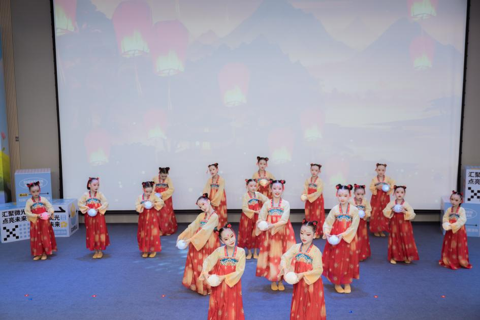 南山区妇联“汇聚微光・点亮未来”主题关爱活动举行