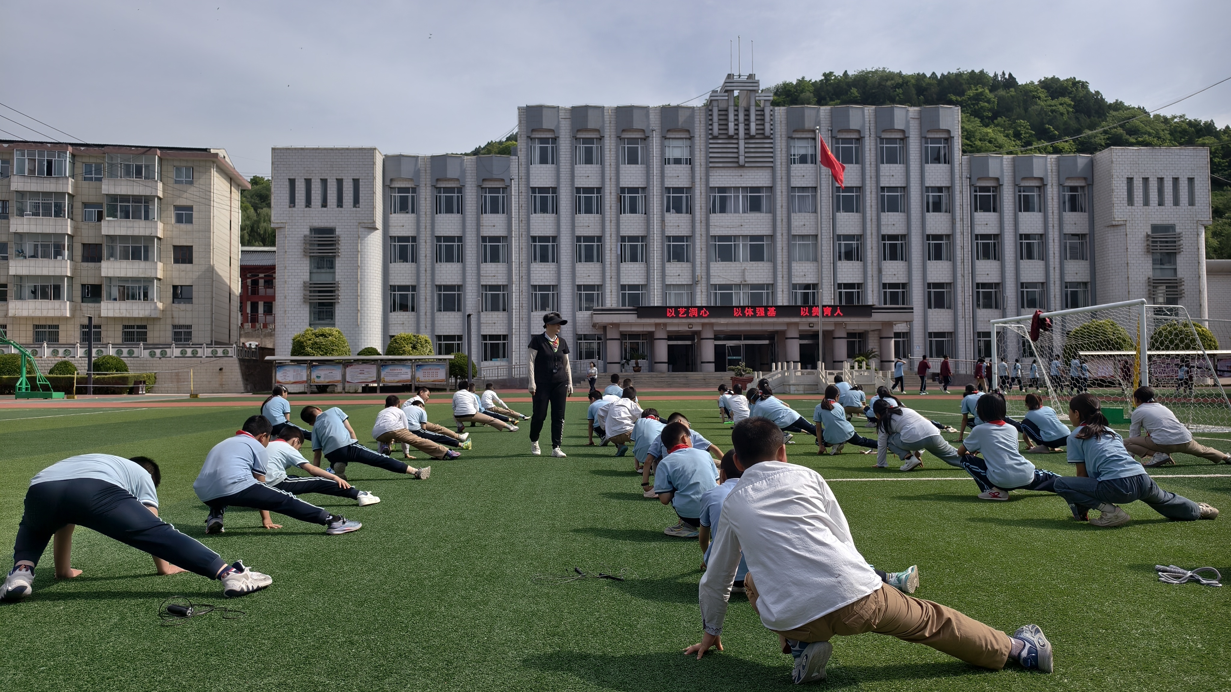 （图片为天津支教教师王海静给学生上体育课）