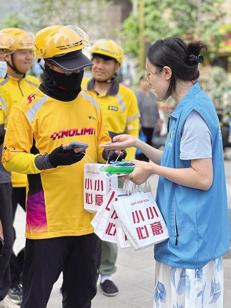 社工给骑手发放慰问品