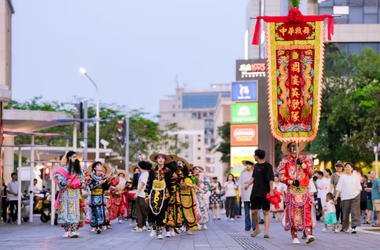 大浪时尚小镇街头演出