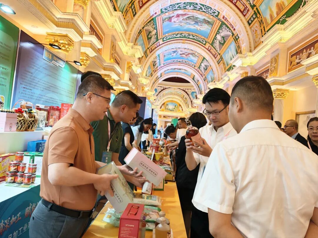 参会人员向商家了解农产品的相关情况