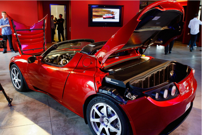 2008年5月,Tesla在洛杉矶旗舰店展示Roadster。那一年,Roadster量产不顺,成本和交付压力持续上升,Tesla也在金融危机中逼近现金悬崖。