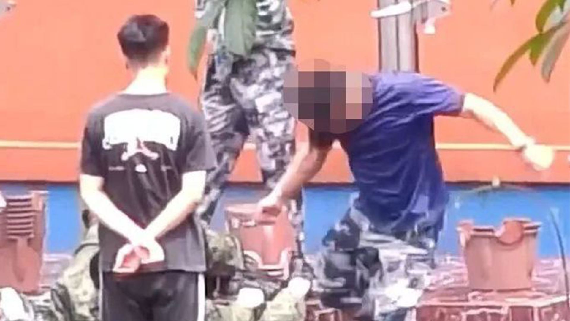 18岁女孩被送进重庆一“素质教育基地”，男友寻找时拍下教官殴打学员，官方通报：对涉事教官予以行政处罚，已成立联合调查组