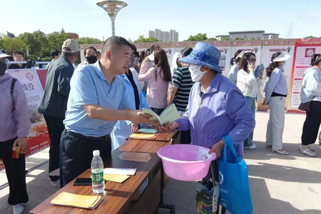 △工作人员向市民讲解档案查询、归档保管、档案利用等问题