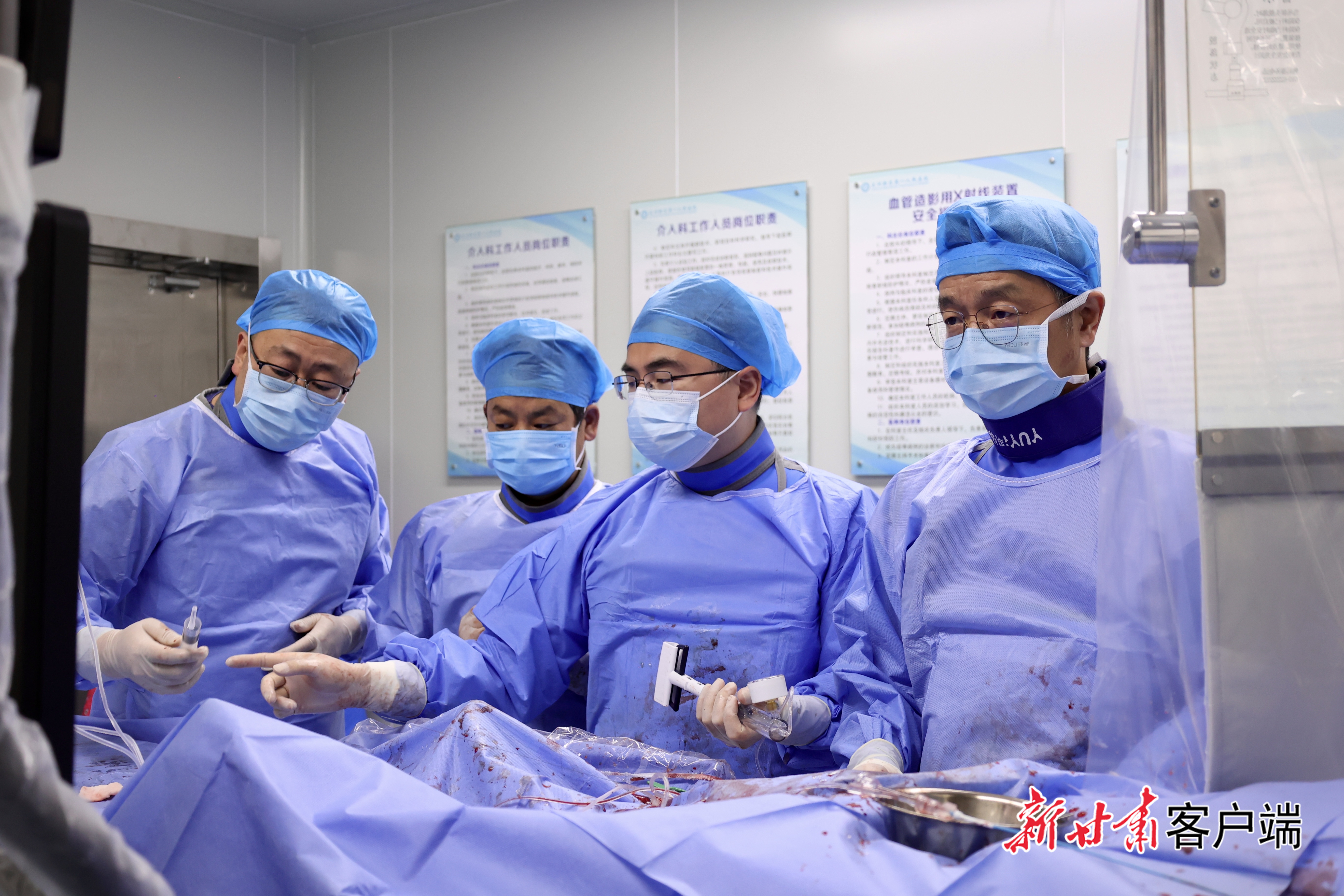 上海专家团队为患者进行介入治疗手术