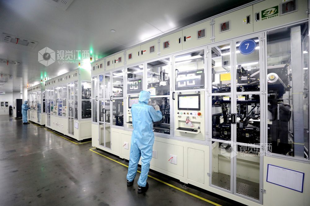 2026年6月8日,江西省吉安市峡江县工业园区一新能源企业内,经过定向培训的工人在赶制产品订单。