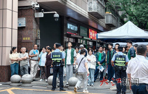6月7日上午,南昌十中阳明校区考点门口,考生家长们静静地等待着孩子出考场。