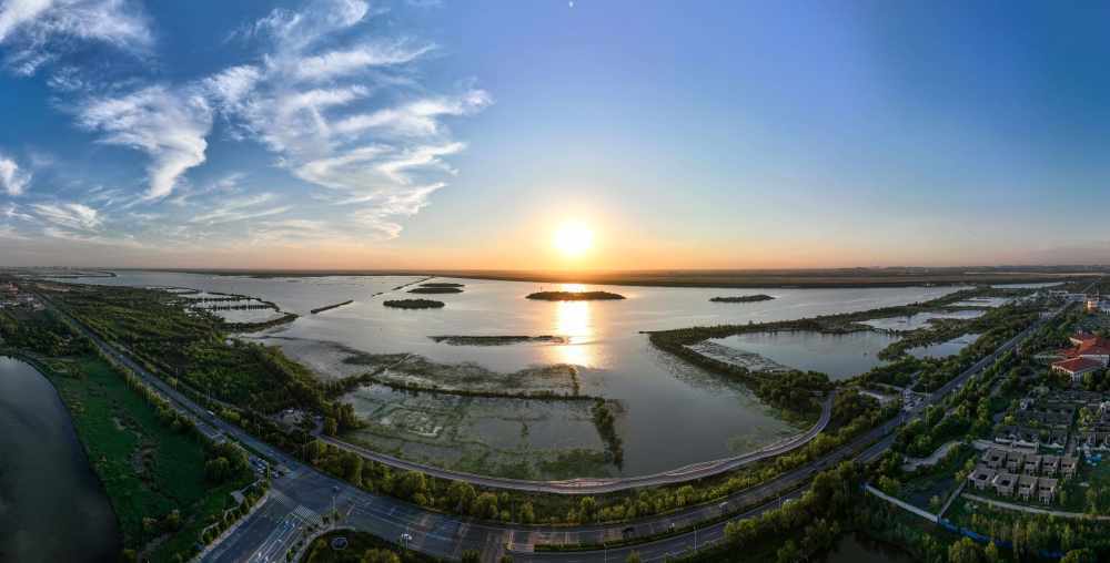 ↑这是6月7日拍摄的河北省衡水市衡水湖一角（无人机全景照片）。新华社记者 杨文斌 摄