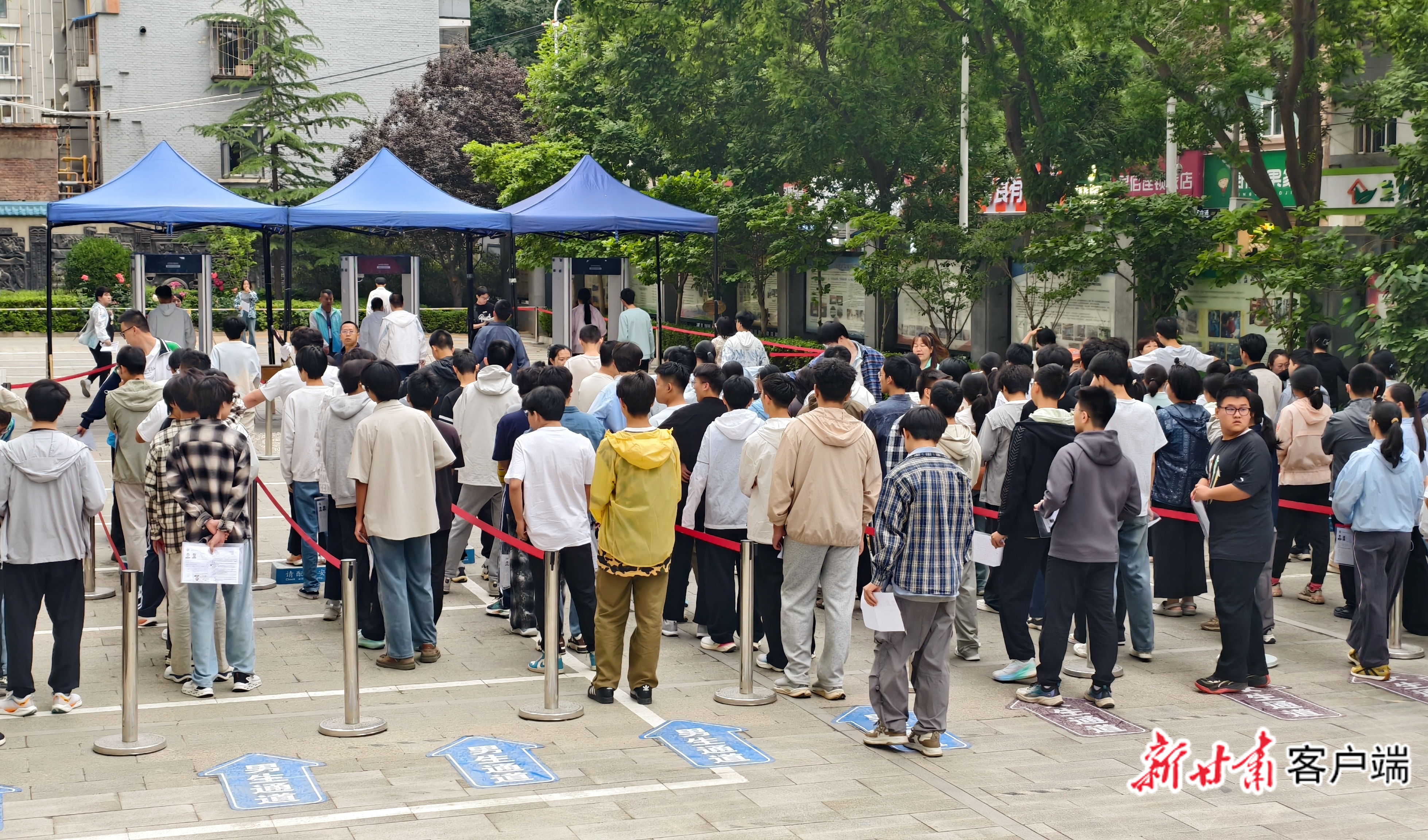 考生正依次通过人工安检通道 新甘肃·甘肃日报记者 苏家英
