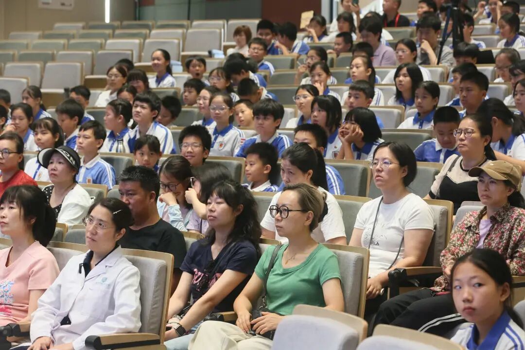 身心成长,16期课程全覆盖,多学科专家定制开讲,南山把医院“搬”进校园