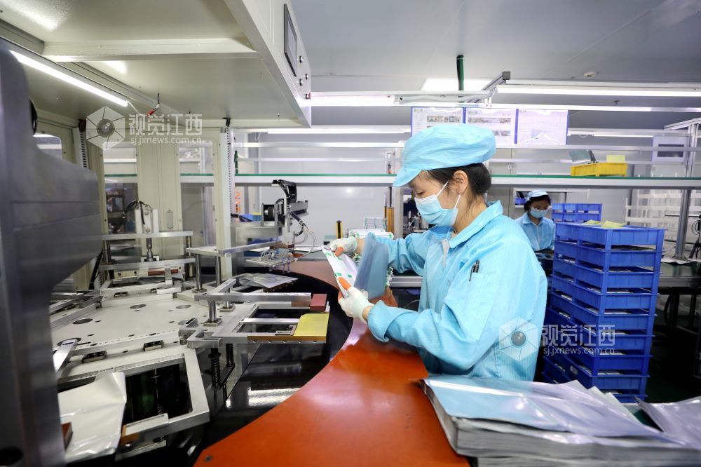 2026年6月8日,江西省吉安市峡江县工业园区一新能源企业内,经过定向培训的工人在赶制产品订单。
