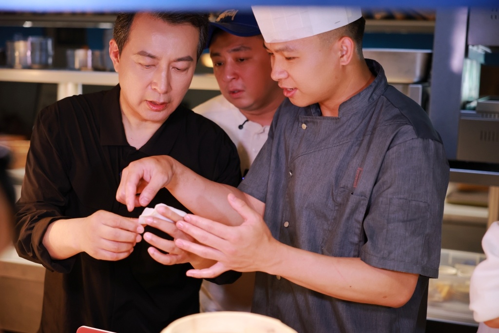 《燕食记》剧组走进餐厅后厨采风　摄影：闫巍