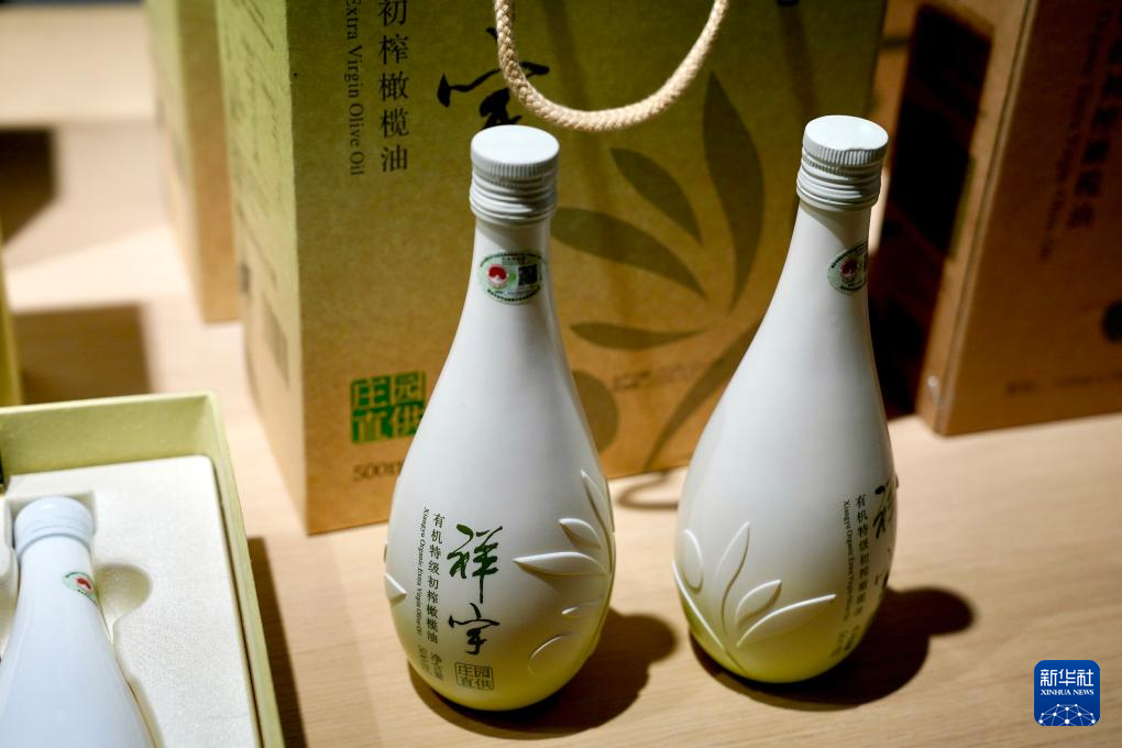 这是6月7日在甘肃省陇南市武都区一家油橄榄加工企业拍摄的橄榄油产品