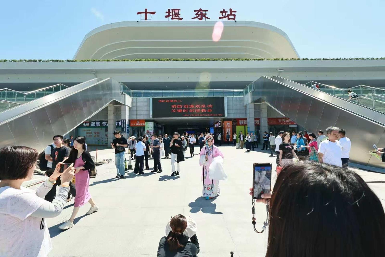 秦腔表演亮相十堰东站 通讯员 蒋晓亮 摄