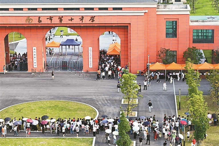 6月7日下午，在南昌市第十中学经开校区考点，考试结束后，考生陆续走出考场。本报全媒体记者 洪子波摄