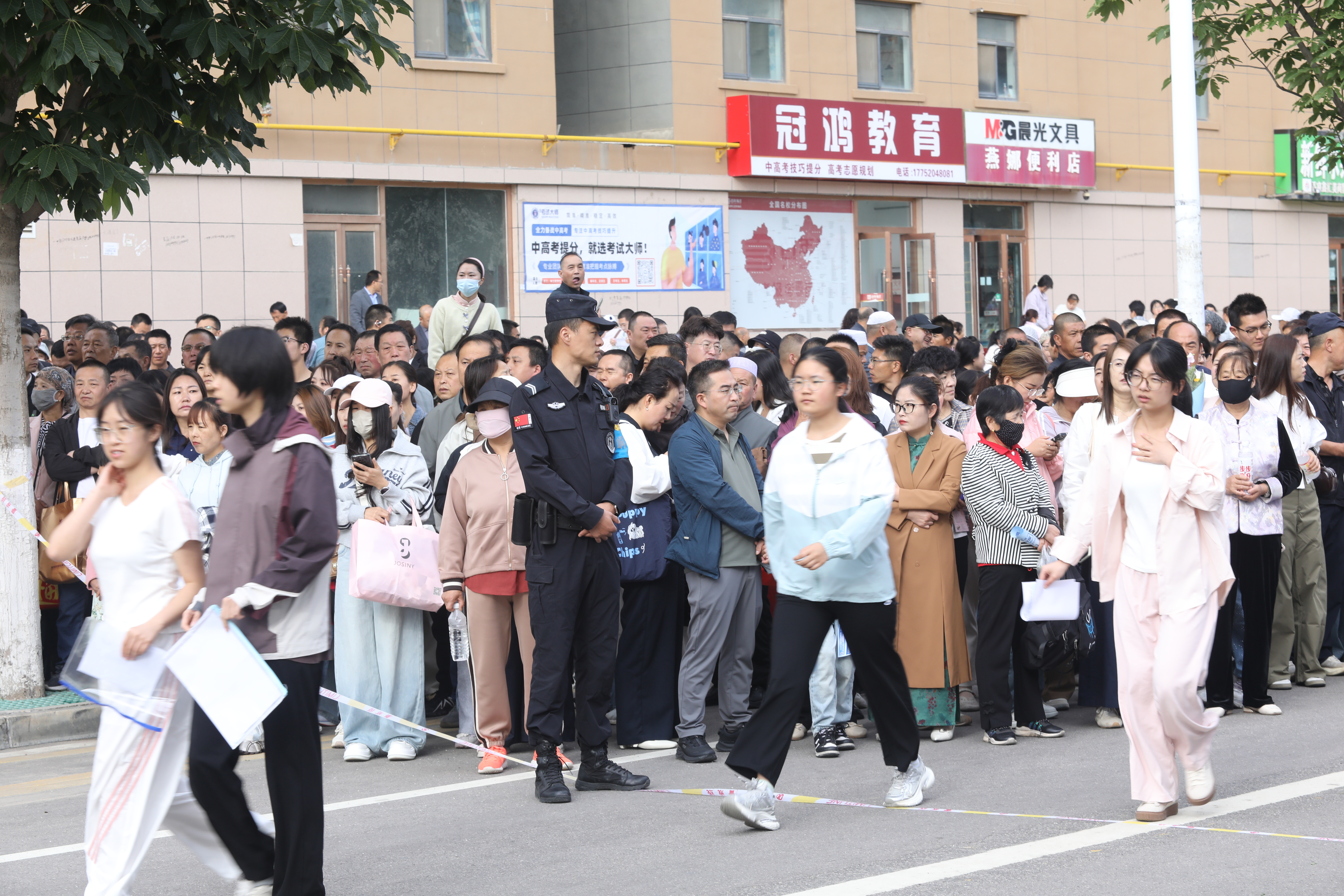 图3为民警辅警在考场区域执勤(崆峒区融媒体中心供图).jpg