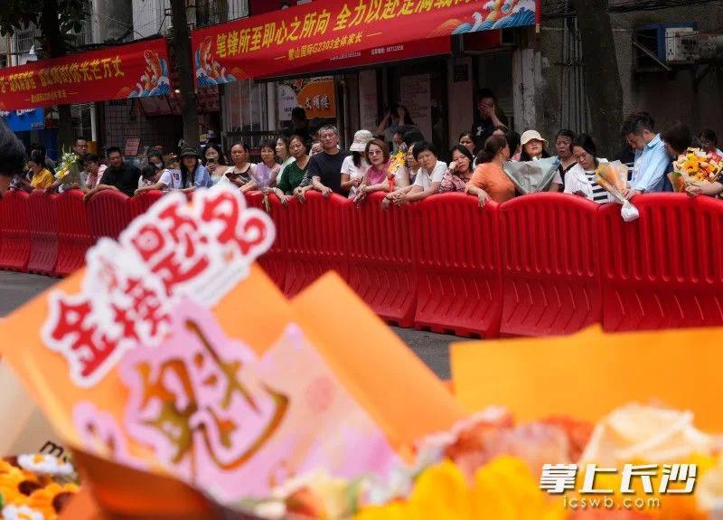 考场外站满了等候的家长。