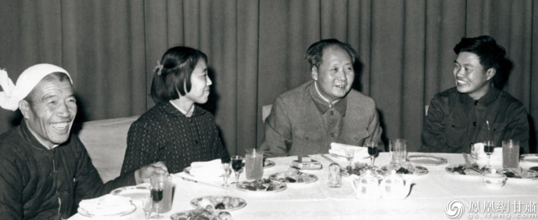 毛主席71岁生日时设宴,用自己的稿费请工农兵代表和科学家吃饭。资料图片
