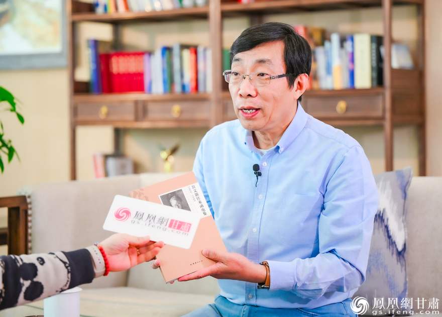 李学通翻阅着《翁文灏往来函电集》，讲述周恩来批钻机的故事。李德宇　摄