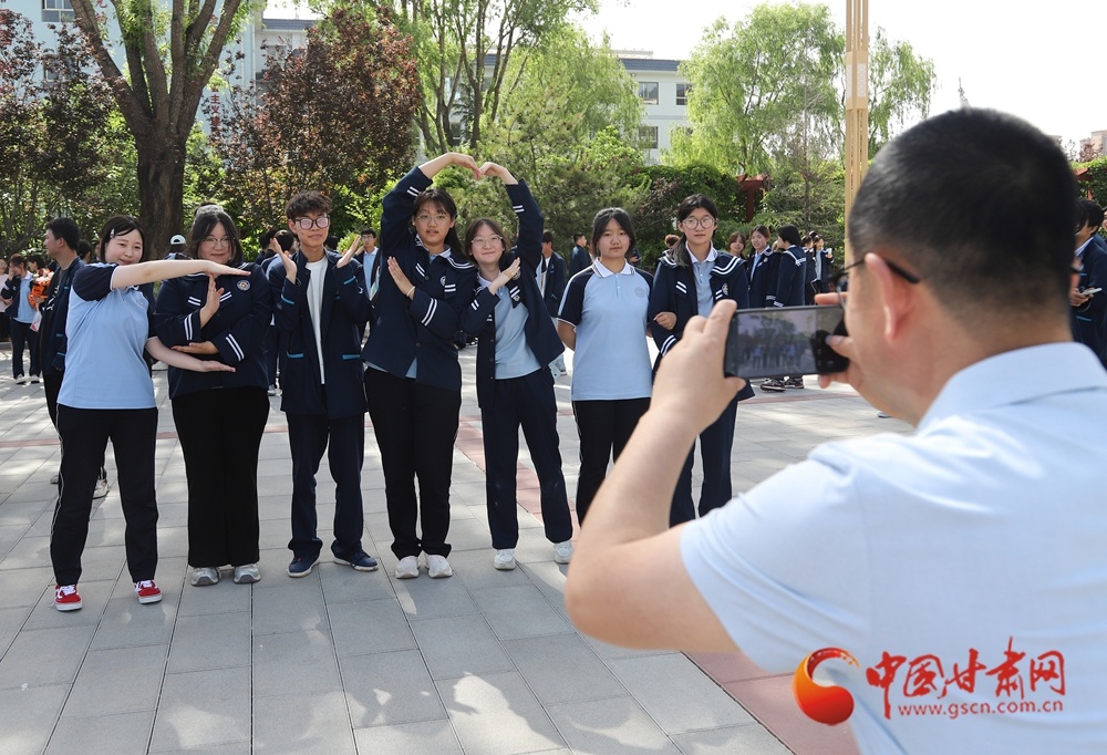 老师为学生拍照