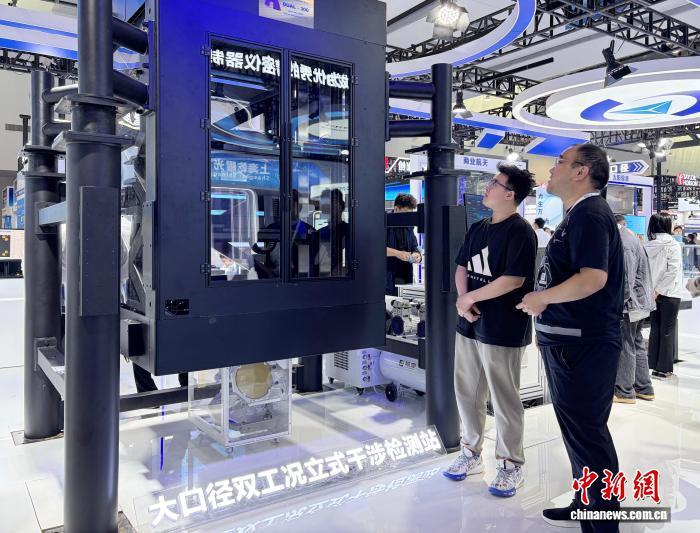 6月12日,中国科学院长春光机所展示的大口径双工况立式干涉检测站引人注目。 郭佳 摄