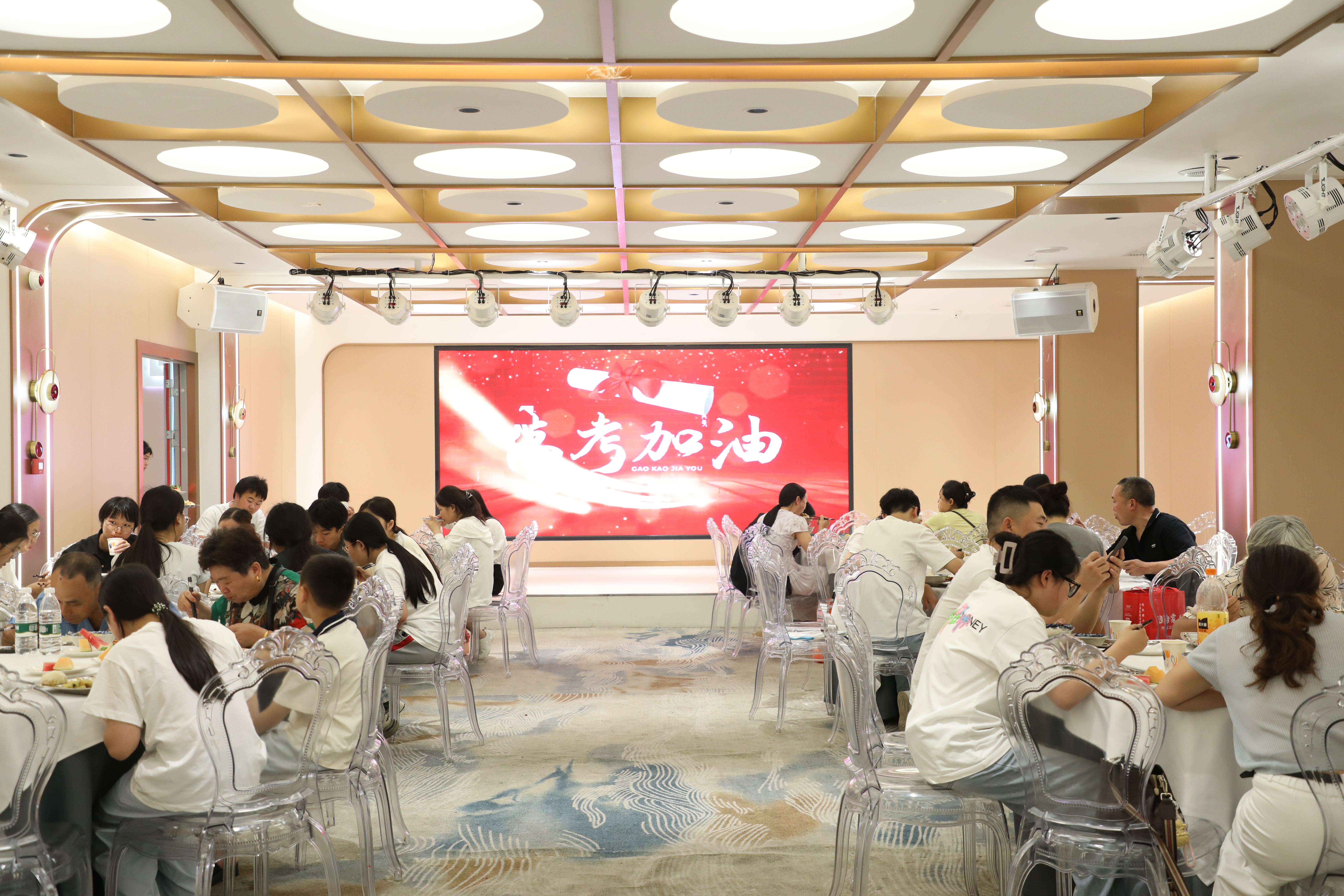 考生及家长正在安静用餐(通讯员姚雅云摄).jpg