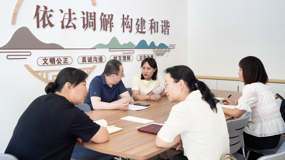 △专家和专项攻坚小组组员一起探讨