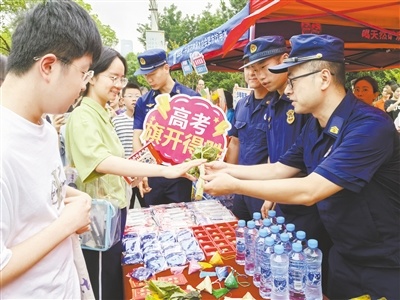 消防员为考生送上向日葵