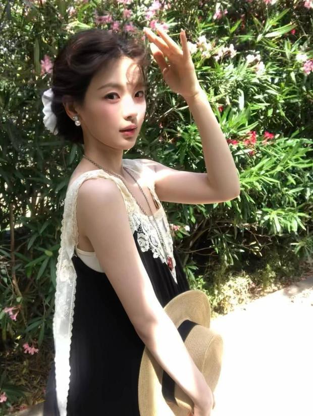 搜狐娱乐讯 10日，杨超越在社交平台上晒出一组户外美照，她穿着蕾丝吊带裙，打扮靓丽吸睛，少女感十足。