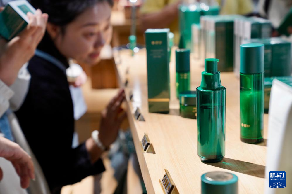 这是6月7日在甘肃省陇南市武都区一家油橄榄加工企业拍摄的橄榄油护肤品