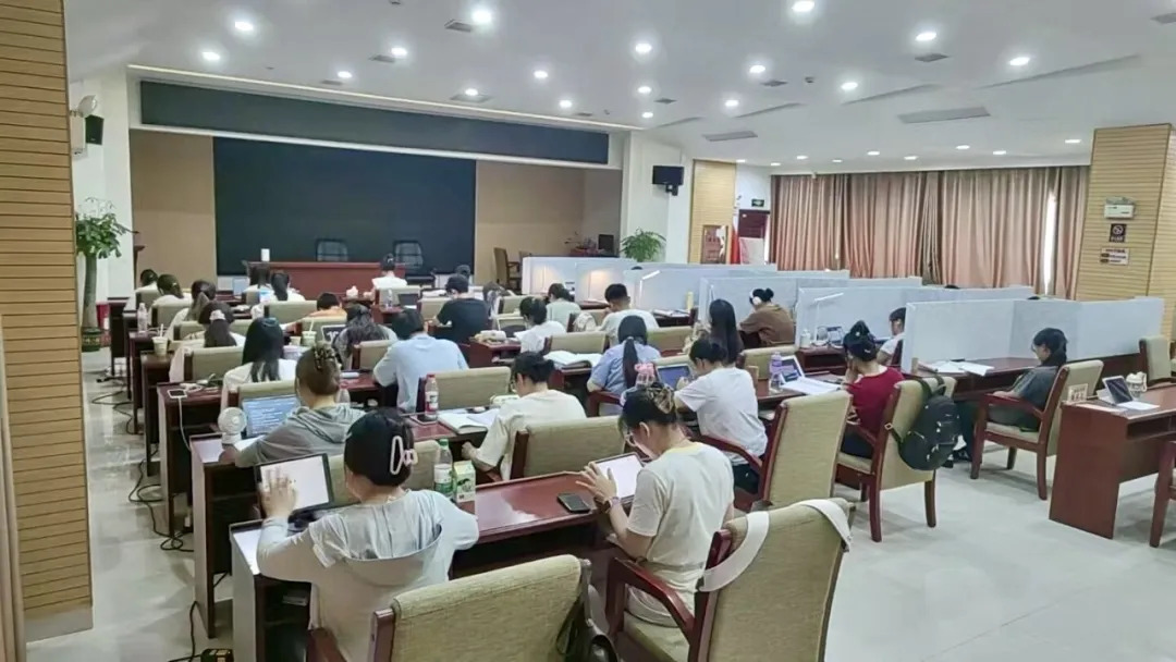 2025年8月,岳阳市华容县章华镇北街社区公益自习室内。左边为普通自习位,右边为隔离式自习位。受访者 供图
