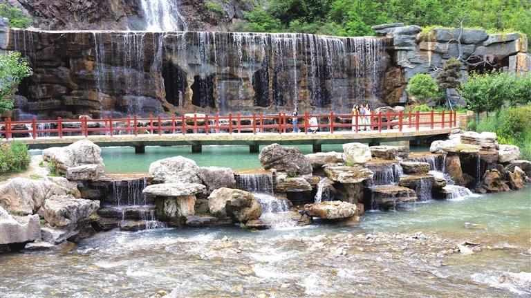 夏日，游客徜徉于姚寨沟青山绿水间，亲近自然、避暑纳凉，尽享山野静谧惬意风光。时下，武都姚寨沟群山叠翠、清泉潺潺，山花次第绽放，满目清幽秀美，俨然一处天然氧吧，吸引不少游客前来观光。 本报通讯员　后斌玉　摄