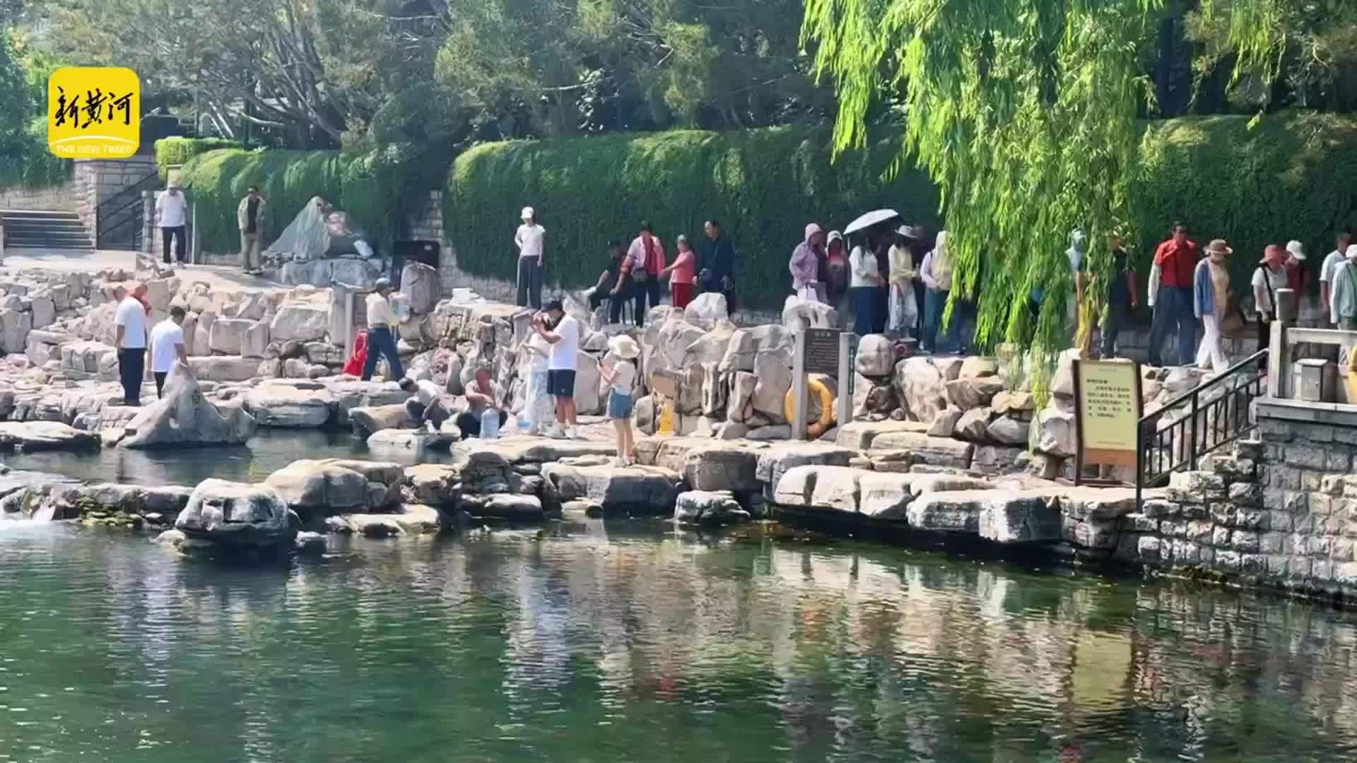 高温天气催热泉水游 济南护城河畔游人如织享清凉