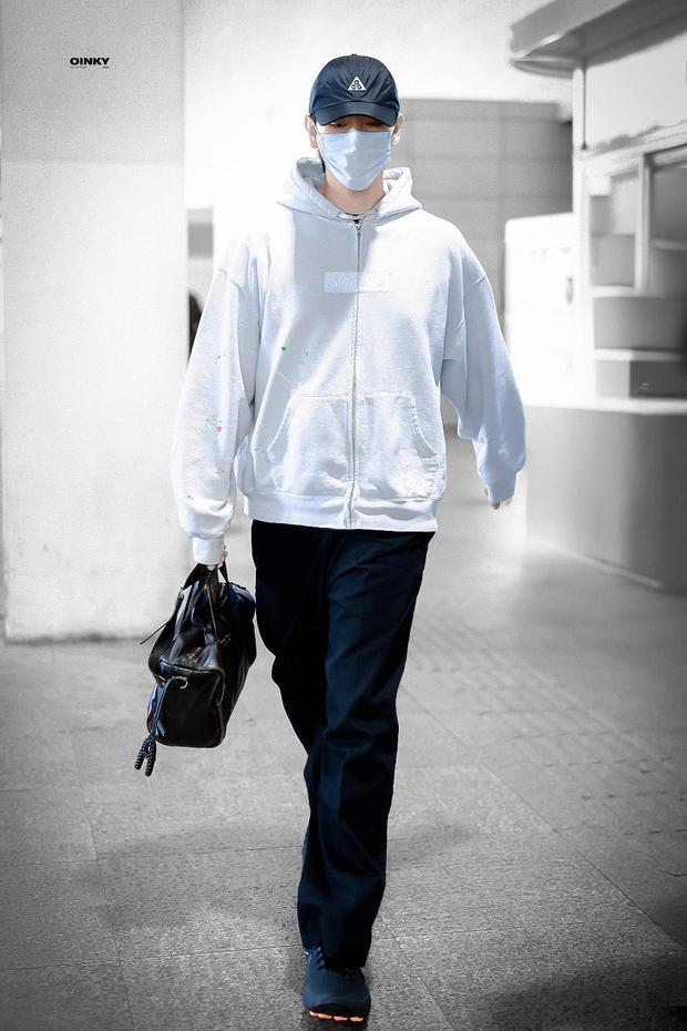 陈飞宇单手拎包，走路带风。