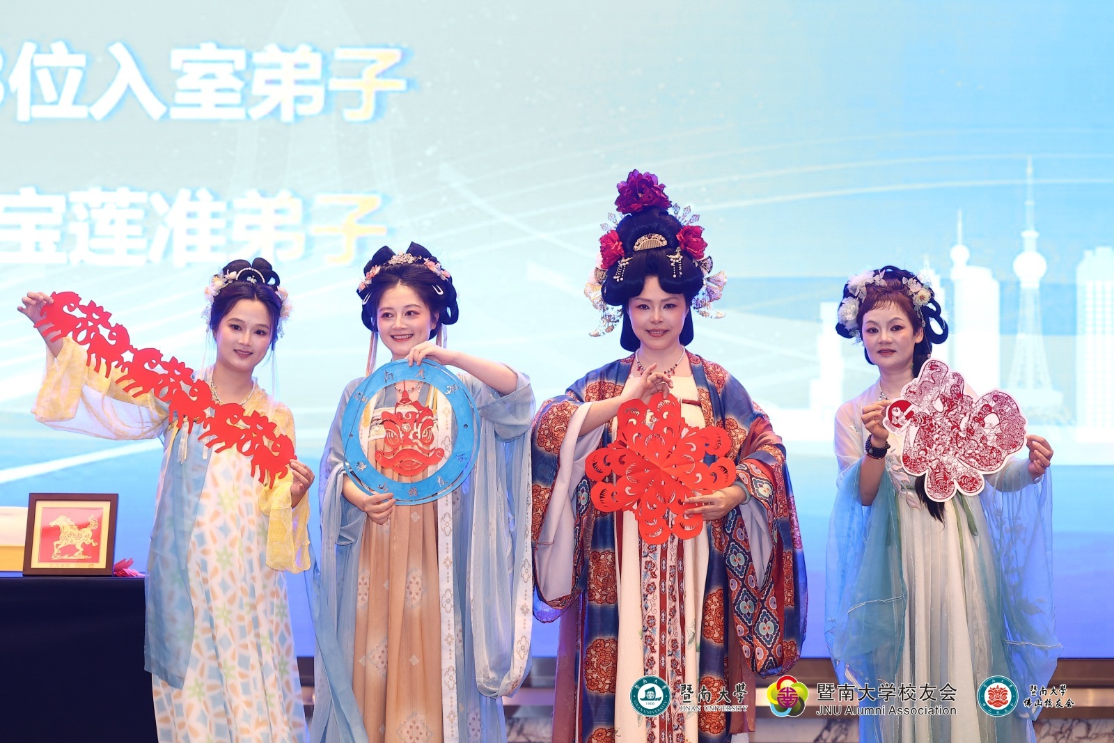剪纸表演。