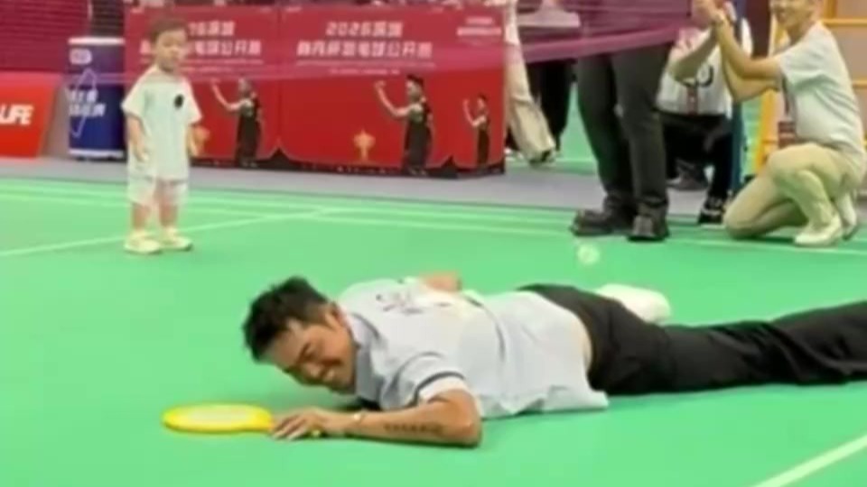 萌娃随机挥拍，林丹飞身鱼跃救球