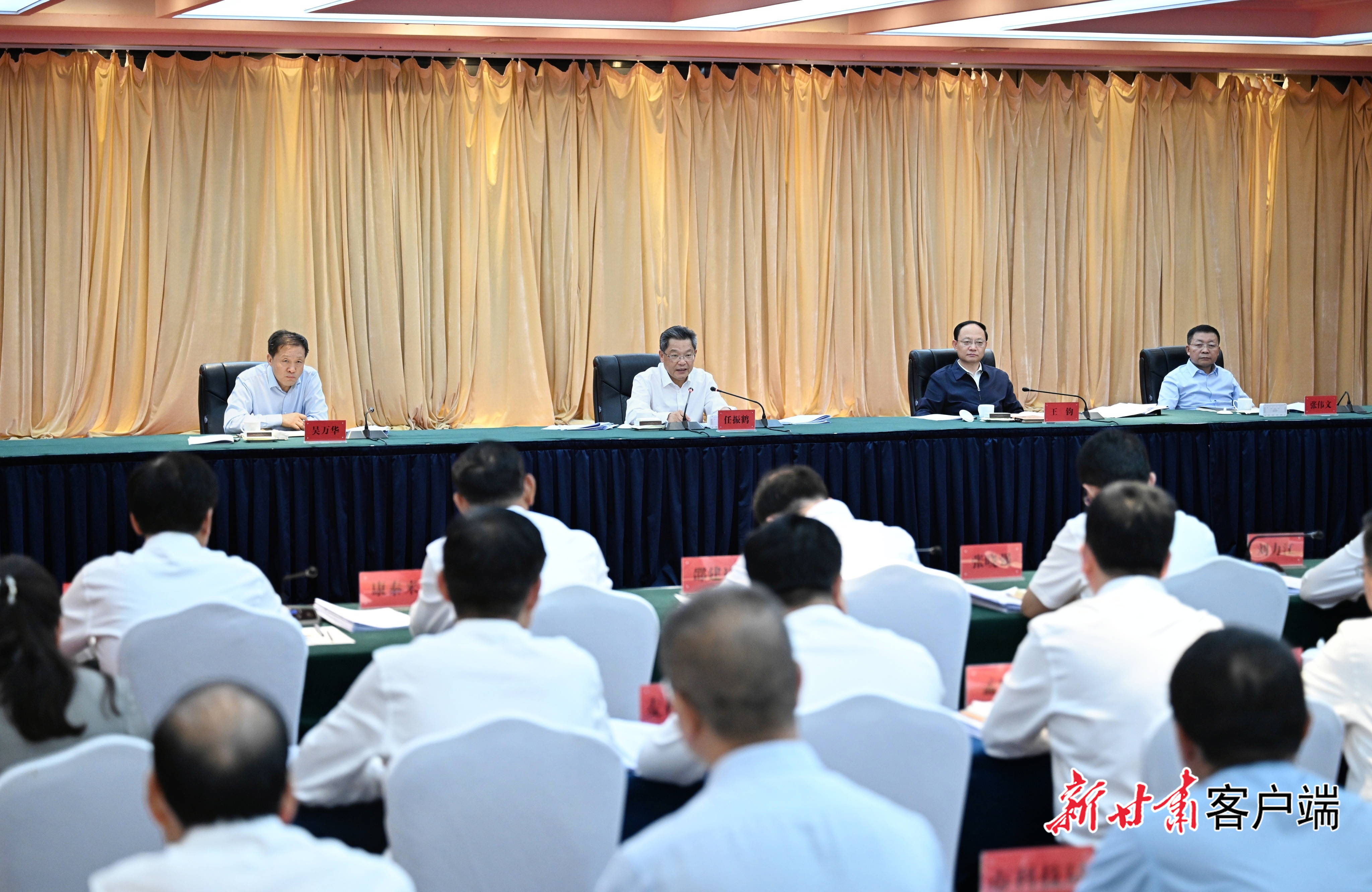 6月10日，省委副书记、省长任振鹤在天水市主持召开省长办公会议。新甘肃&middot;甘肃日报记者　盛学卿