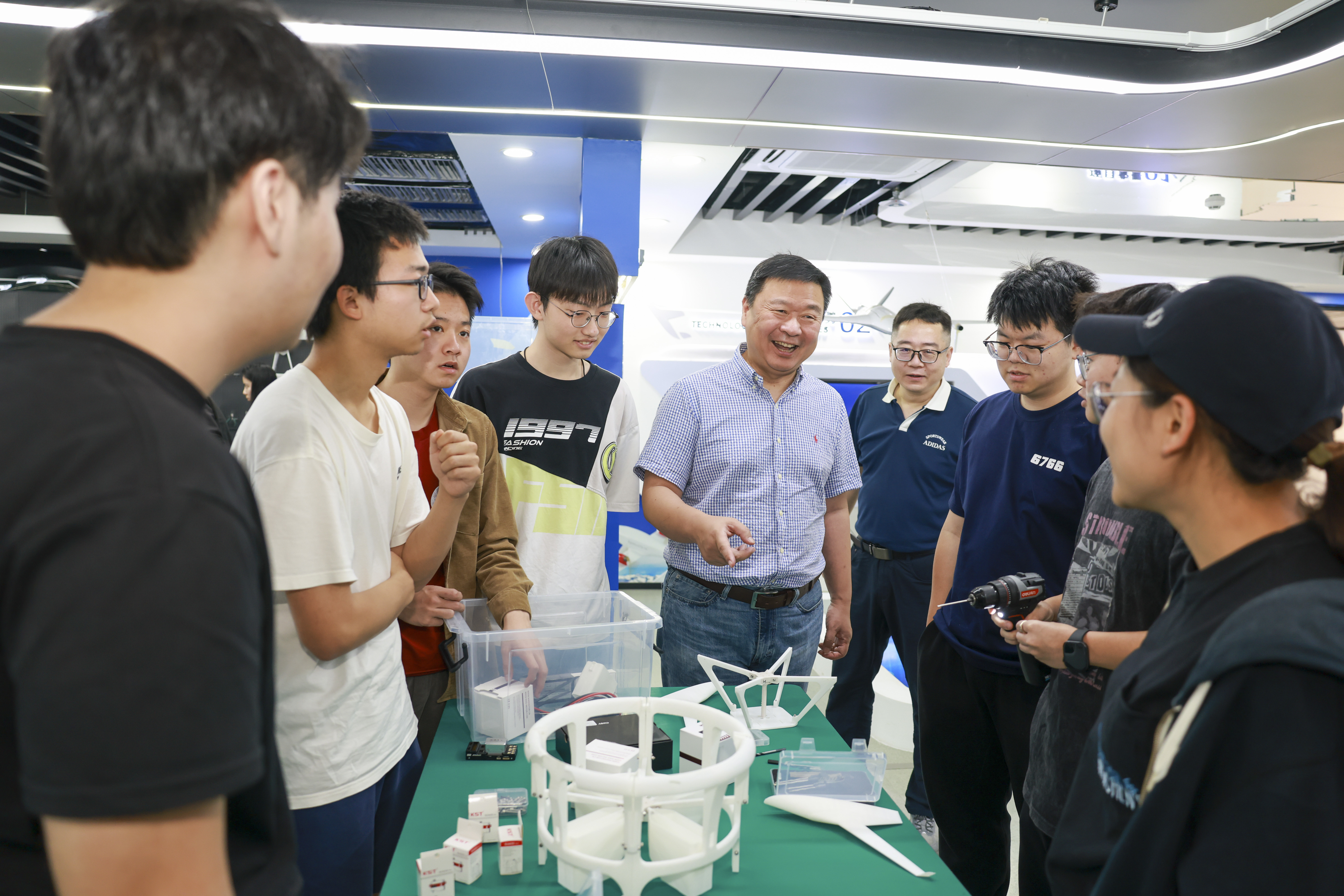 北师港浸大依托教授科研成果，率先将eVTOL（电动垂直起降飞行器）技术引入教学实践。